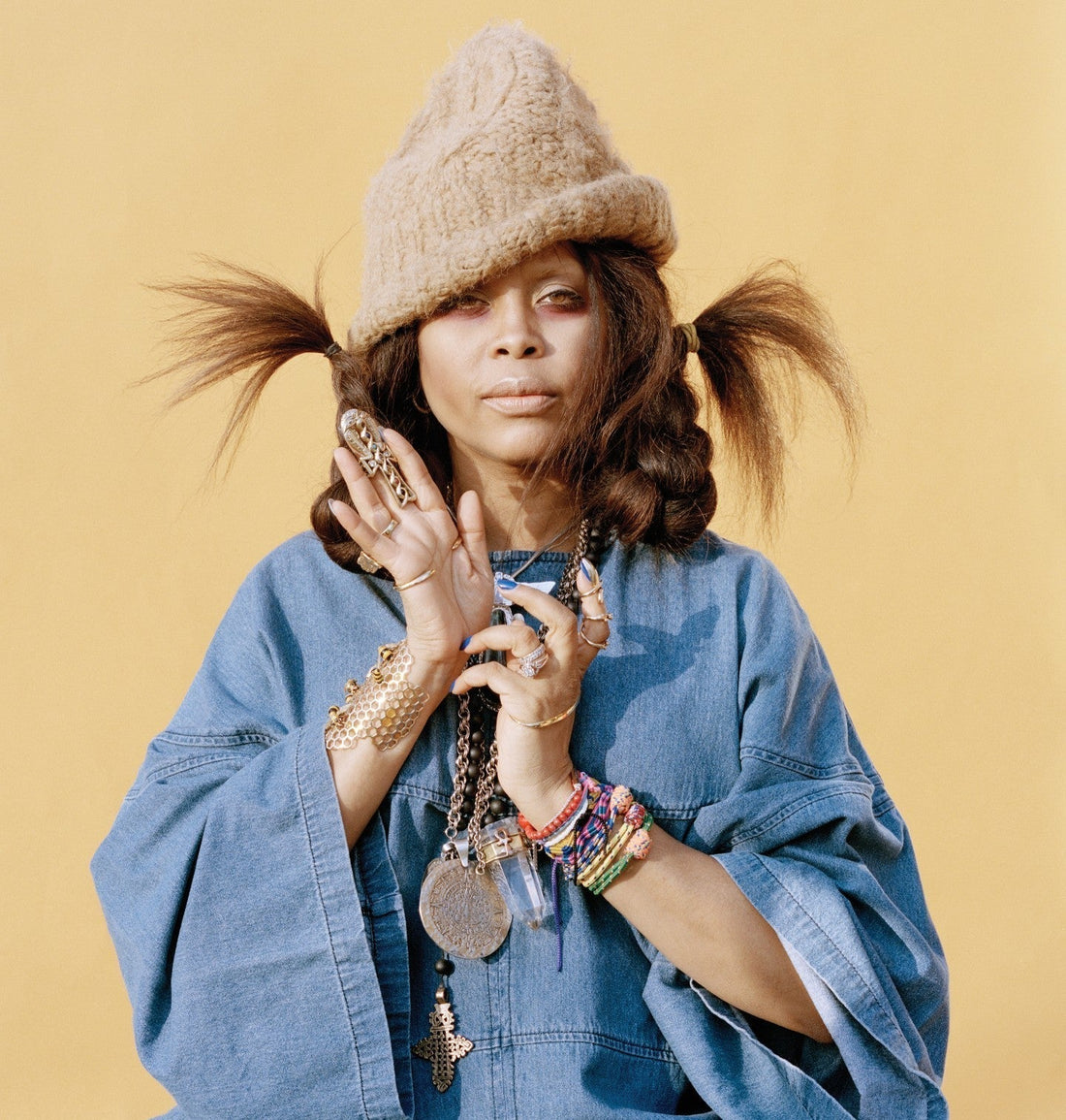 Erykah Badu phenominaly dresses.